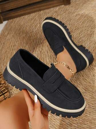 女式厚底一脚蹬乐福鞋，时尚粗跟舒适休闲鞋，室内外均可穿着，圆头宽跟