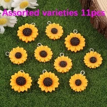 Orange Resin Sunflower Chrysanthemum Shaped Pendant, Creative, Fun, Fashionable Flower Theme Charm Pendant, Used For DIY Bracelets, Necklaces, Earrings, Foot Chains, Keychains, Backpack Chains, Phone Chains, Christmas, Thanksgiving, Back To School Season, Valentine's Day, Mother's Day Pendant