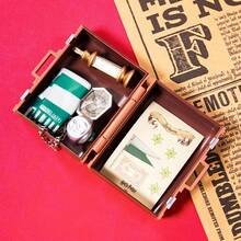 Miniso 哈利波特系列霍格沃茨魔法学校行李箱盲盒挂件。精美还原霍格沃茨元素，如校袍、魔法道具等（1个随机发货）