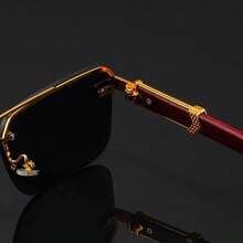 1副经典时尚黑色镜片眼镜，金色镜框，仿木纹镜腿 - 彩色 - 查看 7