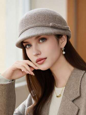 1 件优雅女士贝雷帽，精致蝴蝶结装饰，复古风格小巧迷人。采用优质保暖羊毛材质，与外套完美搭配，散发复古时尚气息。适合日常佩戴、主题公园、摄影等场合。
