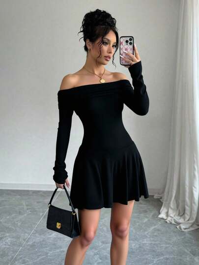 Vestido corto para mujer con hombros descubiertos, diseño de manga larga y volante en el dobladillo.