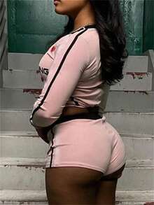 مجموعة رياضية نسائية صيفية من قطعتين من FQLWL، بلوزة قصيرة بطبعة حرفية وياقة على شكل حرف V، مع شورت بخيط للربط، بدلة رياضية كاجوال