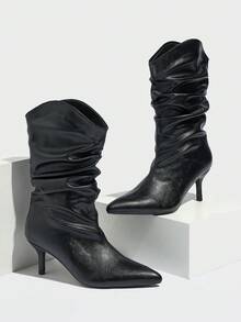 Botas femininas de cano médio com salto alto, plissadas, confortáveis e versáteis, em cores sólidas, da coleção Outono/Inverno 2025. Perfeitas para qualquer ocasião, inclusive Halloween. - Preto - Ver 4