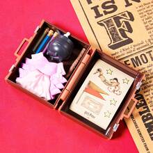 Miniso 哈利波特系列霍格沃茨魔法学校行李箱盲盒挂件。精美还原霍格沃茨元素，如校袍、魔法道具等（1个随机发货）