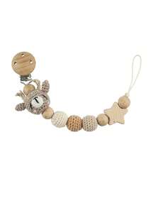 这款个性化防掉链夹可定制姓名，并饰有钩编装饰。适合学生佩戴，配有可定制的搭扣，防止丢失。它功能多样，装饰性强，饰有字母图案，时尚现代，色彩缤纷，可爱迷人，适合日常休闲佩戴。可定制且独一无二，是送给男士和女士的理想礼物。