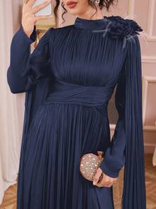 女士纯色立领褶裥连衣裙，高腰设计，肩部饰有手工3D立体花卉装饰，优雅长袖连衣裙，配有超长缎带，面料柔软，适合多种场合，闪亮面料适合派对、晚宴、正式活动、简约奢华的春季婚礼。 - 寶藍色 - 查看 6