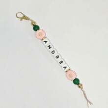 1个定制名字钥匙扣，硅胶珠定制钥匙扣礼品，背包钥匙扣，送给妈妈的礼物。色彩缤纷，可爱，萌趣，趣味十足，卡哇伊，千禧年风，时尚，男女皆宜，休闲百搭，可定制，个性化，独一无二，送给他的理想礼物，送给初中生、高中生、大学生、大一、大二、低年级学生的理想礼物，精致浪漫，实用时尚。