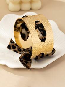 1 pieza Brazalete de mujer con estampado de leopardo de moda y sexy, diseño de lazo y textura metálica de apertura ancha, adecuado para fiestas, banquetes, estilo callejero, brazalete de bufanda elegante para mujeres, regalo exquisito para mamá y reuniones familiares