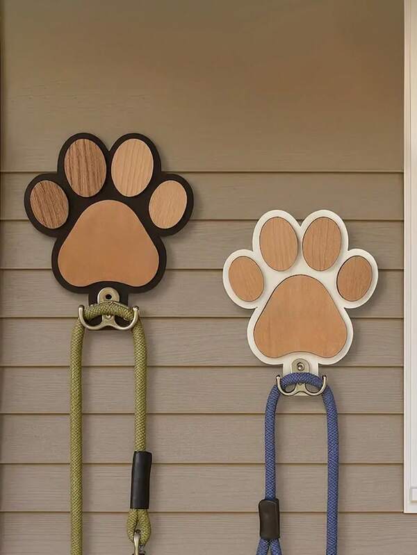 Gancho de madeira com estampa de pata, branco/cinza, para pendurar roupas e toalhas no banheiro. Design resistente em madeira e metal. Ideal para decoração de parede de quarto, embelezando o ambiente e perfeito para todas as estações.