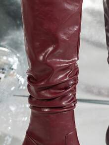 Bottes hautes femme bordeaux vintage à design plissé avec fermeture éclair latérale et talon épais. Bottes de cavalière élégantes et affinantes  gaufré brillant. Faciles à porter, conviennent pour les déplacements quotidiens et les soirées - Rouge foncé - Voir 7