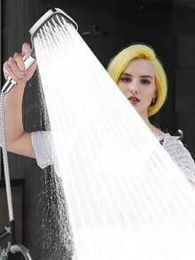 8种模式高压过滤方形淋浴喷头套装 - 大面板手持式淋浴喷头，8种可调节水流模式，塑料材质，现代时尚设计，G1/2通用接口，高压过滤淋浴和大流量雨淋系统，适用于家庭和酒店浴室，是现代浴室和房车的必备配件，升级您的浴室，带来舒适的沐浴体验，是理想的圣诞礼物和浴室装修之选。浴室配件，浴室工具