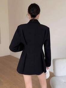 Nuevo blazer de primavera para mujer con diseño ajustado en la cintura y silueta estilizada, con una silueta en forma de X y solapa con muesca. Este es un top blazer pequeño de un solo botón simple y de moda, con un estilo de solapa con muesca personalizado por el diseñador. Tiene un aspecto muy elegante y elegante, adecuado tanto para ocasiones especiales como para el uso diario. Puedes elegir este blazer para asistir a bodas, fiestas, citas o ir a una entrevista de trabajo.