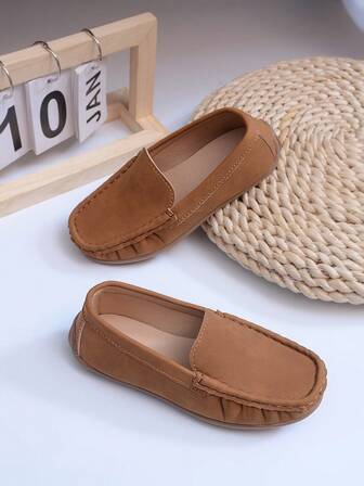 Nuevos zapatos planos de bebé de material de PU rosa sólido y simple, con diseño deslizante. Zapatos versátiles de moda, antideslizantes y duraderos para caminar de bebés y niños pequeños, cómodos para uso diario.