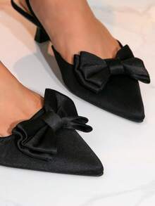 1 par de tacones de aguja de unicolor con lazo, punta puntiaguda y tacón de gatito con correa trasera, para uso en exteriores para mujeres