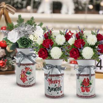复古圣诞树主题牛奶罐摆件，配以人造松枝、松果和红色浆果，乡村农舍风格节日装饰，非常适合摆放在圣诞家居桌面、壁炉架上，也可作为礼物赠送。装饰性金属花瓶饰有水牛格纹蝴蝶结，是节日室内装饰的理想之选，也是独特的圣诞饰品。