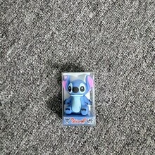 史迪奇造型削笔器，带有史迪奇和吉姆博图案 - 官方授权史迪奇主题学校和办公室削笔器，可爱的桌面配件，生日/圣诞派对礼物，史迪奇收藏品（官方授权） - 史迪奇造型，带有史迪奇脸部图案！耐用PVC材质，手动操作，适合学校和办公室使用，趣味实用，史迪奇粉丝礼物，手动削笔器