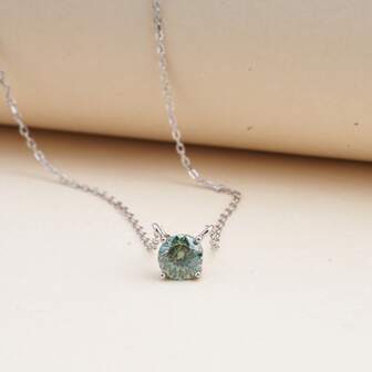1件925银吊坠项链，镶嵌1克拉莫桑石，奢华四爪镶嵌设计，适合女士日常佩戴