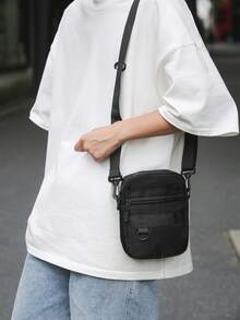 Minimalistischer einfarbiger Nylon Stoff bequeme Herren Umhängetasche, Vorder- und Rückseite mit Mehrfachtaschen Design mit glatten Reißverschlüssen, abnehmbarer Gurt, verstellbarer Schultergurt, Innentaschen, geeignet für Lässig, Urban, Sport, Outdoor, Reisen, Pendeln, Einkaufen, kreative Umhängetasche