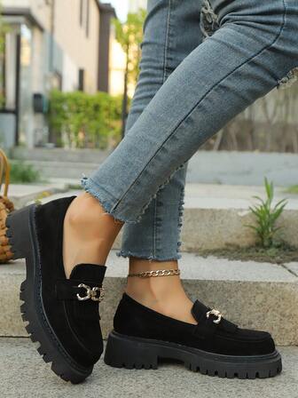 大码套脚乐福鞋，适合日常休闲、户外活动、通勤和度假穿着。穿着方便，时尚复古金属搭扣，厚底设计增高拉长腿部线条，舒适百搭，经典流苏边设计，透气纯色，简约大方的厚底乐福鞋。