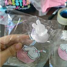 1 sticlă cu apă caldă pentru încălzirea stomacului, sticlă cu apă caldă pentru încălzirea mâinilor, studentă care o folosește pentru a încălzi stomacul, compresă caldă drăguță de pluș (plată cu injecție de apă)