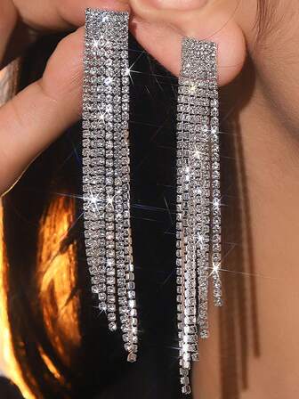 一对镶有水钻的长流苏耳环，适合日常佩戴