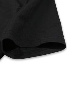 Camiseta divertida de mecánico de coches para hombres - "Las voces en mi cabeza me siguen diciendo que compre más piezas de coche" - Camiseta gráfica automotriz con diseño de llave y motor - Camiseta de cuello redondo de ajuste relajado para entusiastas de los coches, mecánicos - Atuendo casual en blanco y negro - Regalo ideal para amantes de los coches - Ropa de algodón lavable a máquina - Negro - Ver 4