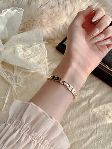 1pc New Fashion Women's Watch, Elegant Triangular Dial, Business Quartz Watch, Suitable For Daily Life, Parties And Banquets