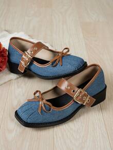 女士浅蓝色套脚鞋，金属搭扣蝴蝶结装饰，奢华时尚百搭，适合T台走秀、派对、舞蹈、休闲户外等场合，展现欧式英伦风情，复古网红推荐，梦幻般的法式极简设计，通勤必备，粗跟平底鞋