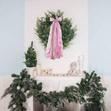 Lazo de Navidad rosa de 27.5 pulgadas, decoración de puerta – 12 cintas deúltiples texturas con clip de metal dorado para puerta delantera, pared para interiores y exteriores - Rosa Navidad - Ver 8