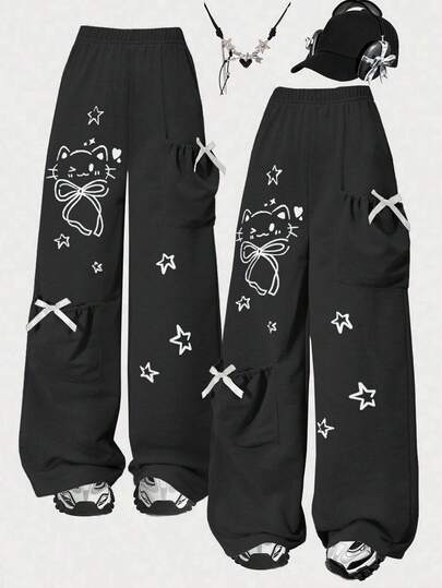 女童休闲直筒裤，浅灰色，饰有可爱猫咪和星星印花，面料柔软舒适，蝴蝶结口袋设计，适合春、夏、秋、冬四季穿着。