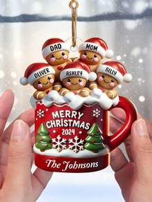 Ornamento personalizzato con nome di famiglia, decorazione per tazza di pan di zenzero personalizzata, decorazione natalizia 2025 per appendere all'albero di Natale, regalo ricordo per la casa, ornamento personalizzato per 2-10 nomi, decorazione natalizia di , regalo collezionabile invernale per genitori, amici, coppie, idea regalo per la casa, calza della Befana