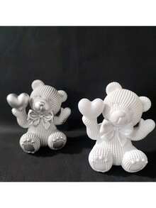 1件树脂小熊手捧爱心摆件，饰以缤纷色彩，是婚礼或情人节的理想礼物，适合摆放在客厅、书架、办公室，亦可作为家居装饰或优雅的节日摆件，共有4种颜色可选。