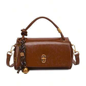 女士棕色仿皮波士顿包，饰有钥匙、铃铛等精美吊饰，配有打结手柄和可调节斜挎肩带