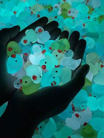 50 piezas de mini patos que brillan en la oscuridad, mini animales, mini figuras de resina de pato ideales para bolsas de regalos de fiesta, regalos de Pascua, regalos de Navidad, decoración del hogar (colores aleatorios)