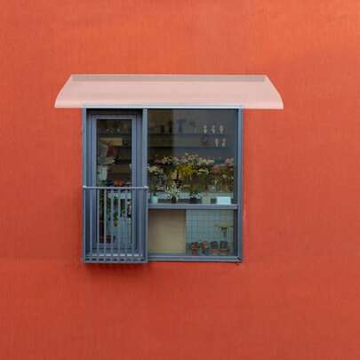 Clear Wall-Mount Awning Canopy - PC Material Modern Curved Canopy (47.2*15.24in). Canopy With 0.13in Thickness & -40~266℉ Temperature Tolerance. Awning Canopy With Splicing Strip & Rounded Edge (<60db Noise). Canopy With Metal&Plastic Brackets For Doors, Windows, Patios. Wall-Mounted Awning Canopy With Assembly Accessories