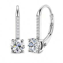 LOVESSOM أقراط فضة عيار 925 بحجر موسانيت 1 قيراط * 2، طراز كلاسيكي بسيط وأنيق، عالي الجودة للرجال والنساء، مناسب للاستخدام اليومي وحفلات الزفاف والحفلات والسفر وعيد الأم وعيد الأب وعيد الفصح وعيد الشكر وعيد الميلاد والذكرى السنوية وهدايا البلوغ