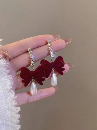 Pendientes con colgante de bola de peluche - Diseño de lazo de ante rojo, hipoalergénicos, sin níquel, duraderos, ligeros, joyas dulces para días festivos, adecuados para uso diario y festivo, un regalo de Navidad para mujeres, niñas y adolescentes