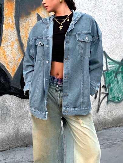 Veste en jean à capuche à manches longues décontractée pour femmes avec détails de boutons. Longueur régulière, non extensible, vêtement d'extérieur