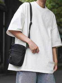 Minimalistischer einfarbiger Nylon Stoff bequeme Herren Umhängetasche, Vorder- und Rückseite mit Mehrfachtaschen Design mit glatten Reißverschlüssen, abnehmbarer Gurt, verstellbarer Schultergurt, Innentaschen, geeignet für Lässig, Urban, Sport, Outdoor, Reisen, Pendeln, Einkaufen, kreative Umhängetasche