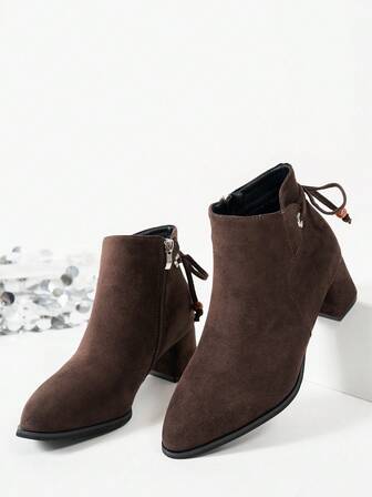 秋冬女士踝靴，舒适尖头设计，仿麂皮材质，厚底，粗跟，后跟饰有装饰性鞋带，侧拉链，保暖内衬，时尚百搭，增高，适合音乐节、万圣节等场合。