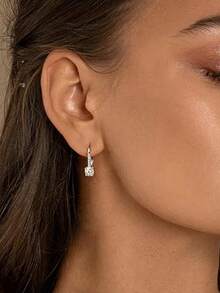 LOVESSOM أقراط فضة عيار 925 بحجر موسانيت 1 قيراط * 2، طراز كلاسيكي بسيط وأنيق، عالي الجودة للرجال والنساء، مناسب للاستخدام اليومي وحفلات الزفاف والحفلات والسفر وعيد الأم وعيد الأب وعيد الفصح وعيد الشكر وعيد الميلاد والذكرى السنوية وهدايا البلوغ