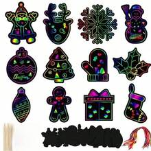 12 قطعة من لوحات الفن بالخدش للكريسماس، تشمل رجل الثلج، رجل الزنجبيل، الرنة، الجرس، شجرة ، لوحات الفن بالخدش، ديكورات، كتاب فن الخدش للتعليق، هدايا حفلات ، هدايا للفصول الدراسية (ألوان وأنماط عشوائية)، زينة شجرة