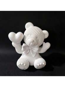 1件树脂小熊手捧爱心摆件，饰以缤纷色彩，是婚礼或情人节的理想礼物，适合摆放在客厅、书架、办公室，亦可作为家居装饰或优雅的节日摆件，共有4种颜色可选。