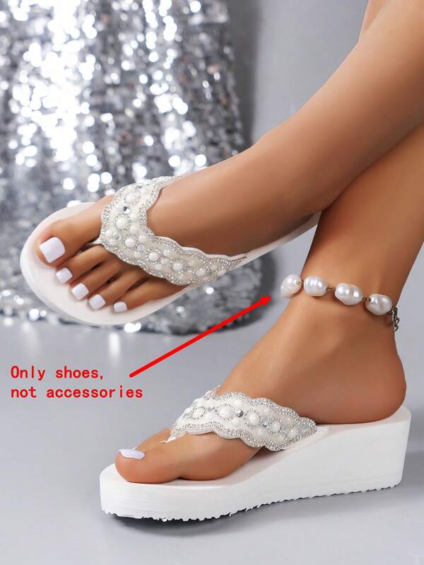 صنادل فيها تفاصيل من اللؤلؤ والراين للنساء، بكعب وتصميم مناسب للشاطئ والزفاف