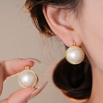 一对优雅别致的人造珍珠夹式耳环，适合日常佩戴和派对