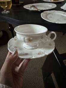 1 Set Blumen Keramik Tasse & Untertasse, Vintage Stil Keramik Tasse & Untertasse, elegante Form mit zarten handbemalten Blumendetails, geeignet für Kaffee und Kräutertee, passend für Retro-Heimdekoration und Nachmittags-Tee im Frühling