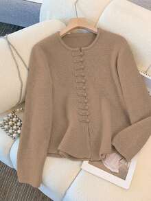 طقم كنزة صوفية وتنورة متوسطة الطول من الصوف المحبوك بأزرار أمامية وسحاب، بتصميم صيني أنيق وعصري بلون واحد - كاكي - مشاهدة 2