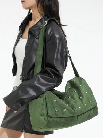 女士 PU 皮革和绒面革铆钉装饰朋克风格大容量翻盖桶形大单肩包