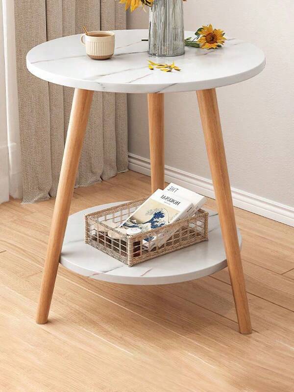 Ein moderner und einfacher doppelschichtiger Couchtisch, ausgestattet mit Beinen aus Massivholz und einfachem Montagedesign, integrierter doppelschichtiger Multifunktionsaufbewahrung für Bücher/Kleinigkeiten/Haushaltsgegenstände und andere Dinge, hergestellt aus hochwertigen Materialien und mit benutzerfreundlicher Struktur, geeignet als Ruheraum im Wohnzimmer, als Aufbewahrungsort im Schlafzimmer, als Arbeitszimmer, als Sofa-Beistelltisch und für andere Szenarien. Er ist eine ideale Wahl für Heimliebhaber und Pragmatiker.